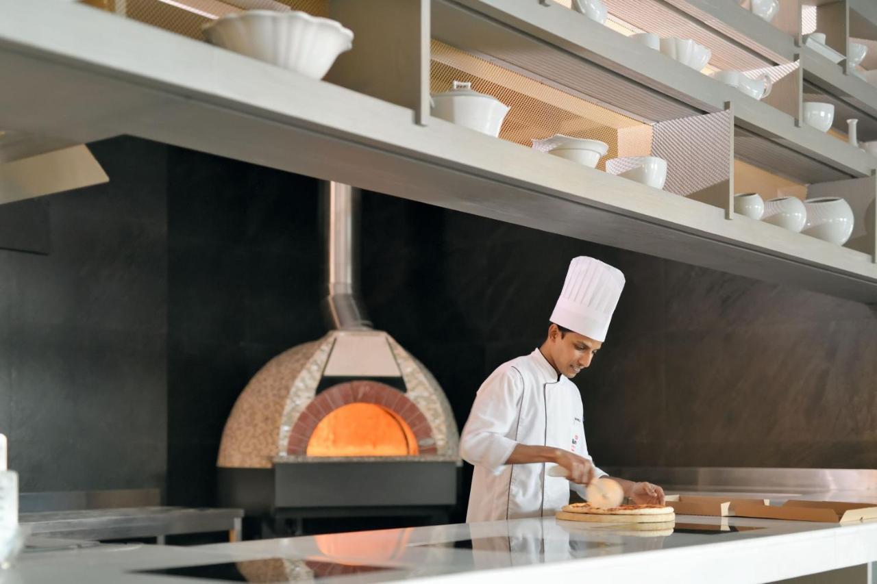 Marriott Executive Apartments Manama, Bahrain Eksteriør bilde A wood-fired oven in a restaurant