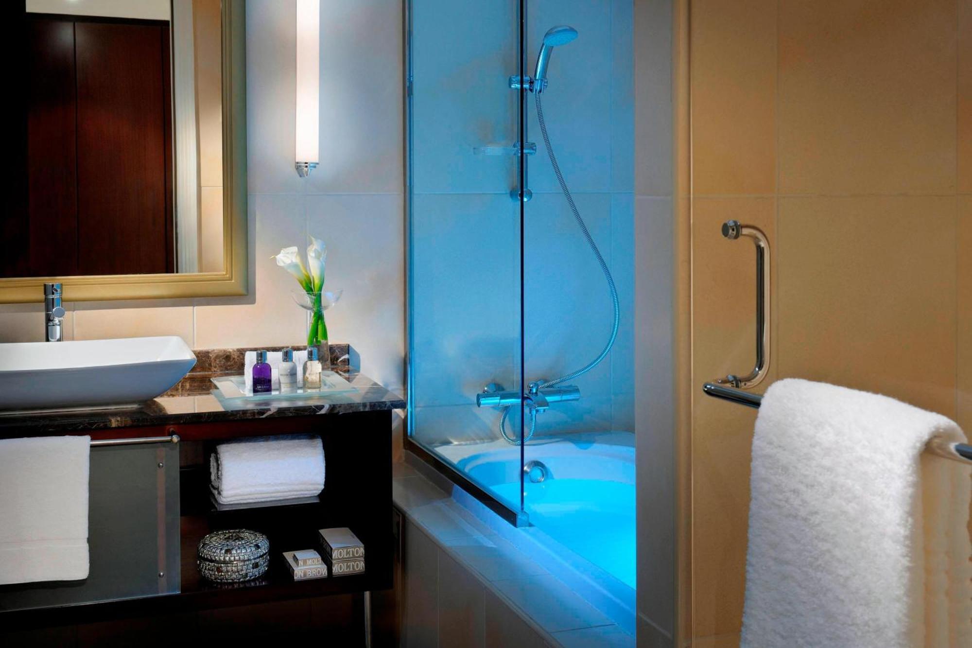 Marriott Executive Apartments Manama, Bahrain Eksteriør bilde A shower with a fixed shower head and a handheld shower head