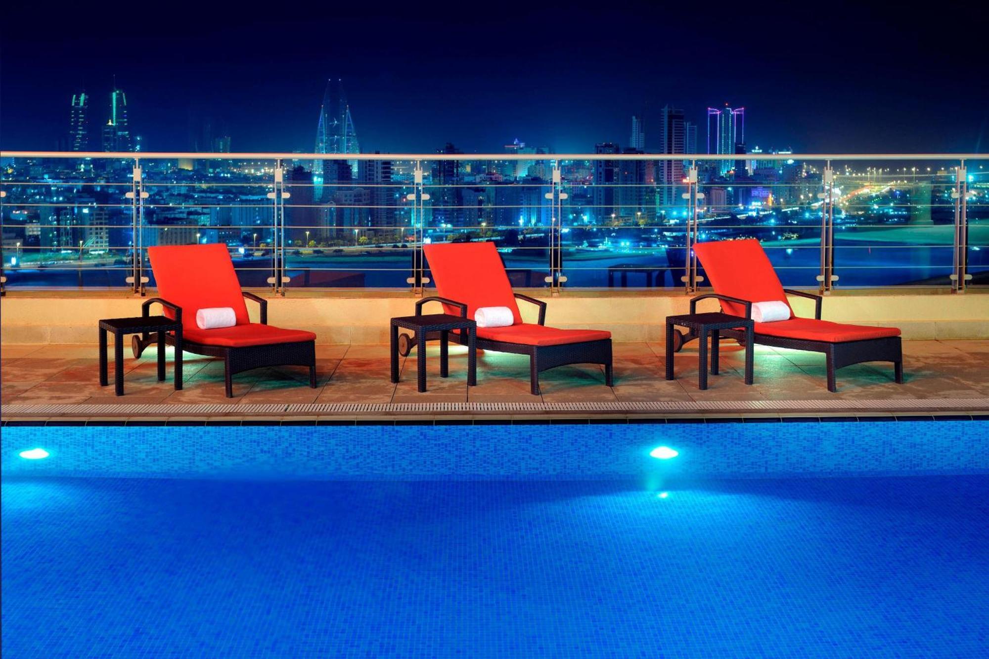 Marriott Executive Apartments Manama, Bahrain Eksteriør bilde Rooftop pool at the hotel