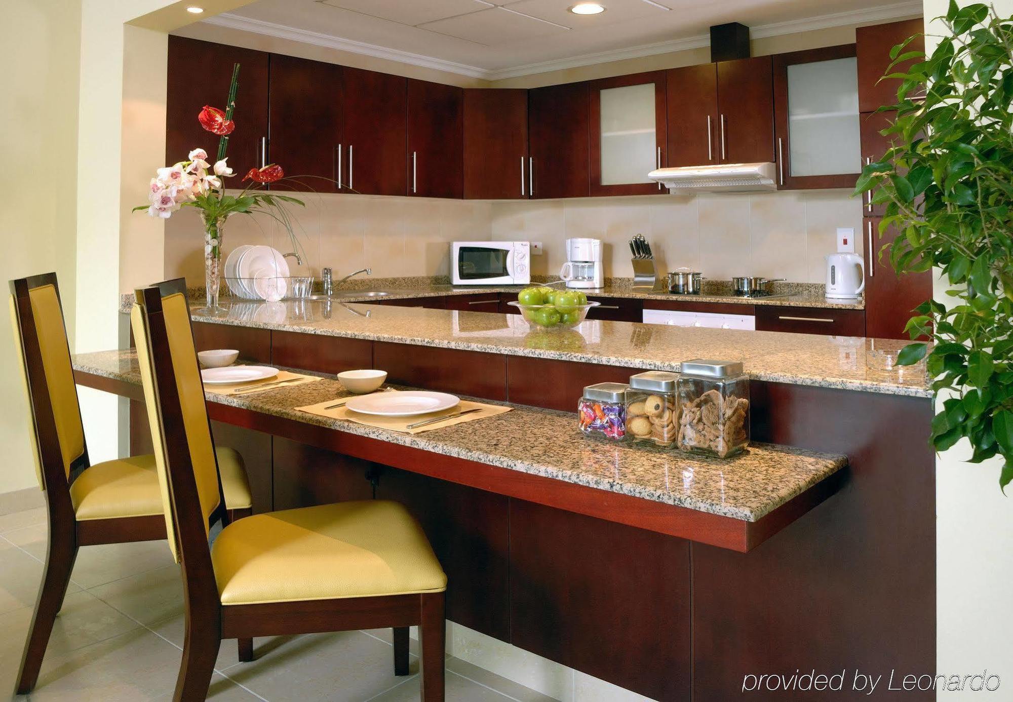 Marriott Executive Apartments Manama, Bahrain Rom bilde A typical kitchen